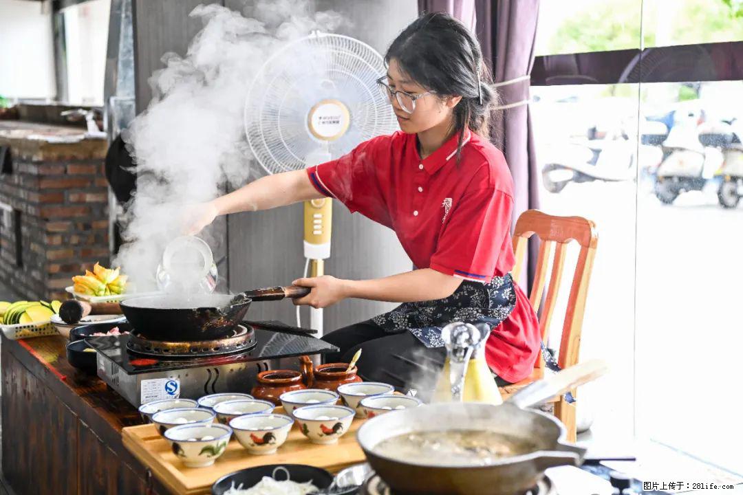 全网追的“扁担女孩”,找了一份暑假工,时薪12元 - 延边生活资讯 - 延边28生活网 yanbian.28life.com